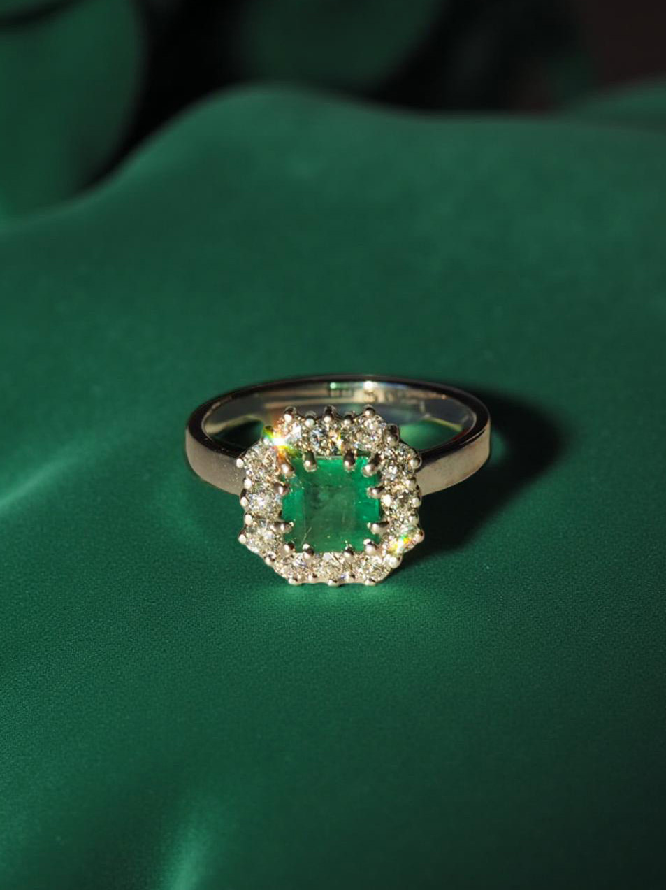 Pierścionek ze szmaragdem w otoczce z diamentów, realizacja Jewelry Concierge